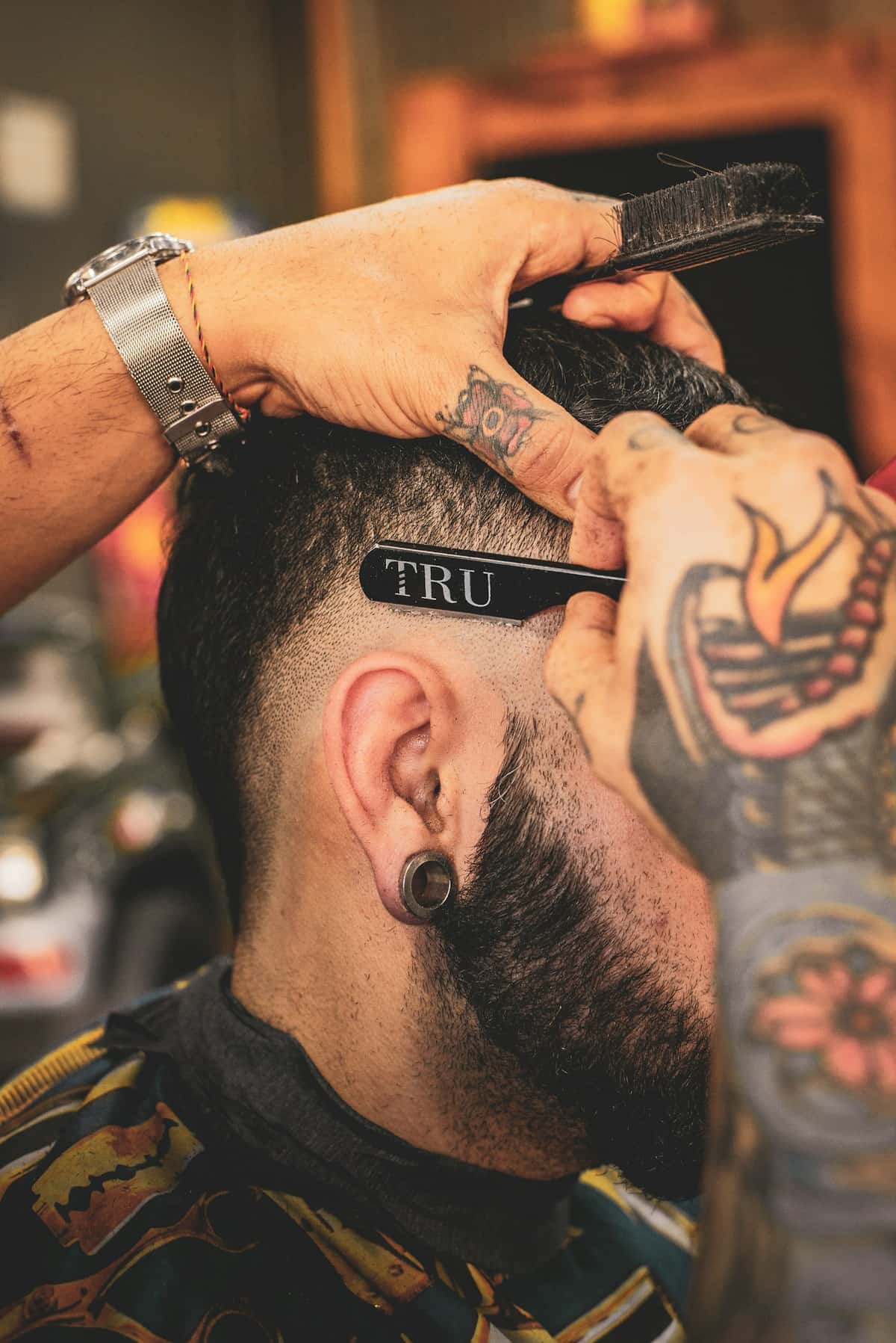 Risco na navalha para fechar o corte.