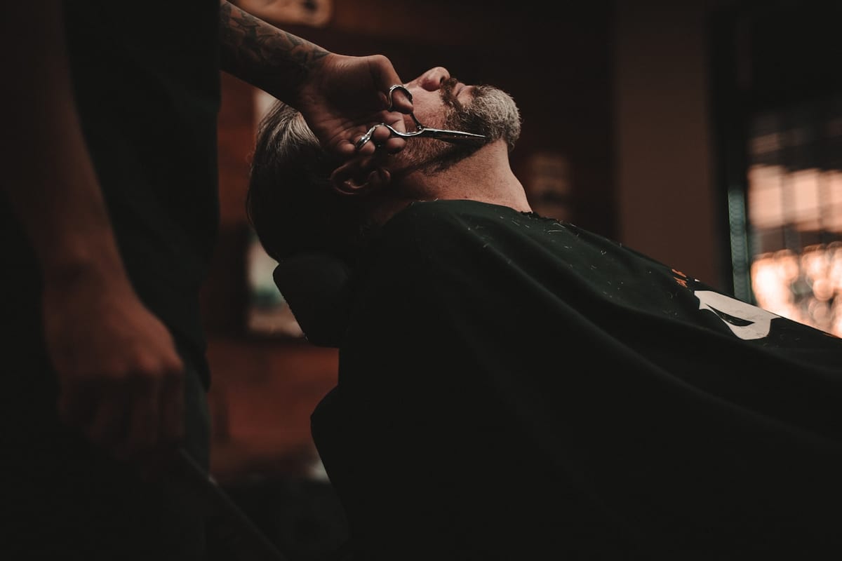 Acabamento de barba na tesoura, com calma.